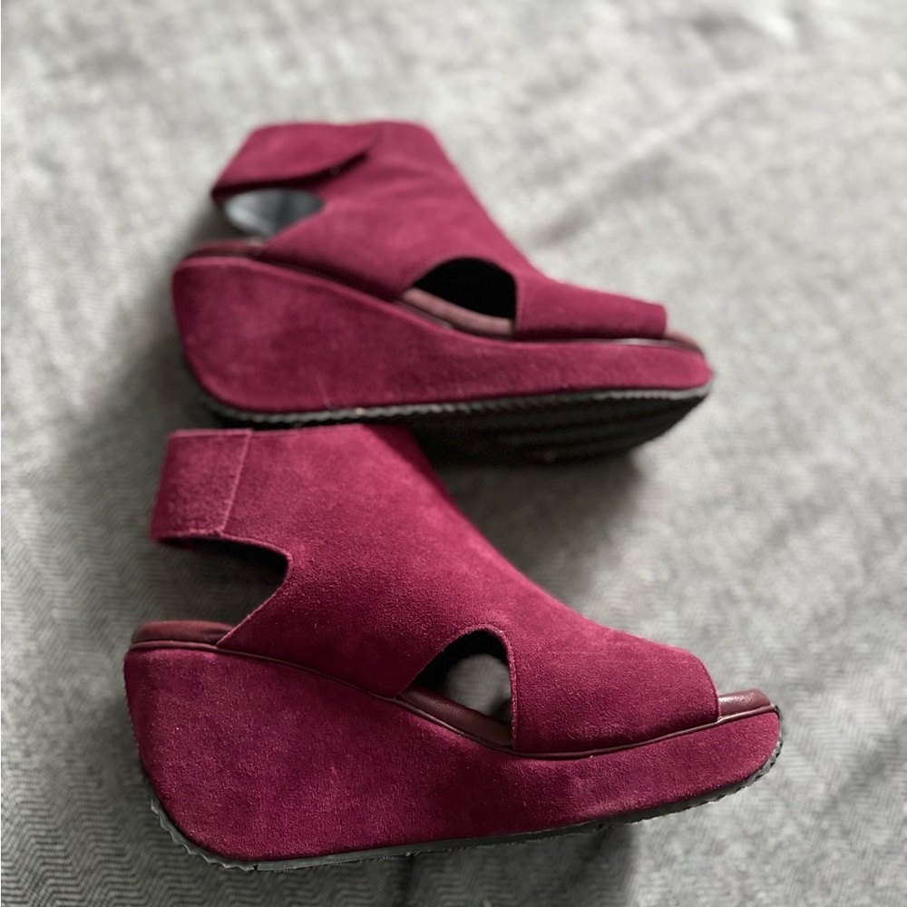 Volatile Women's Burgundy Wedge Suede Sandals